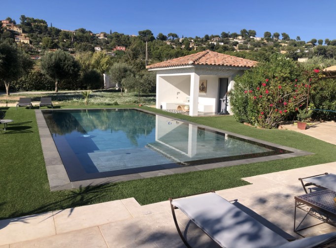 Specialist swimming pool constructor miroir2