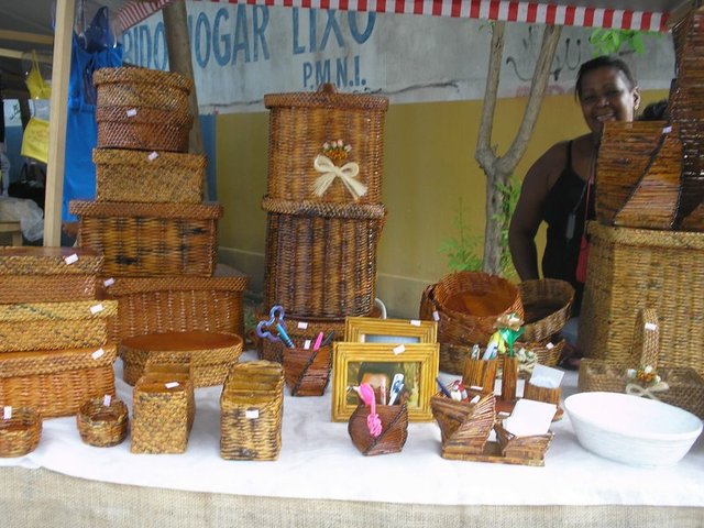 Produtos feitos de jornais artesã de n. iguaçú luciene display