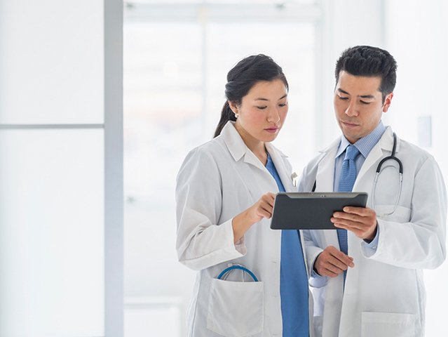 Specialist discuss tablet 666x500 display